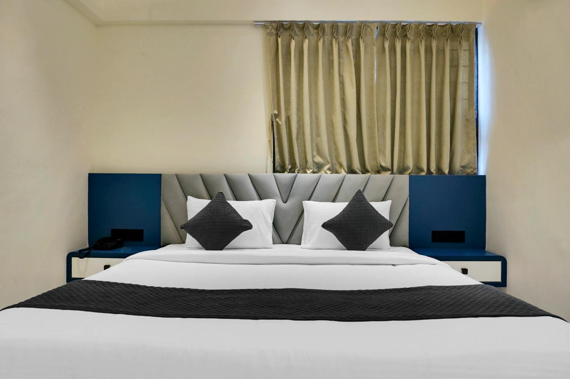 Palm Suites Baner- Indian Nationals Only Pune Extérieur photo