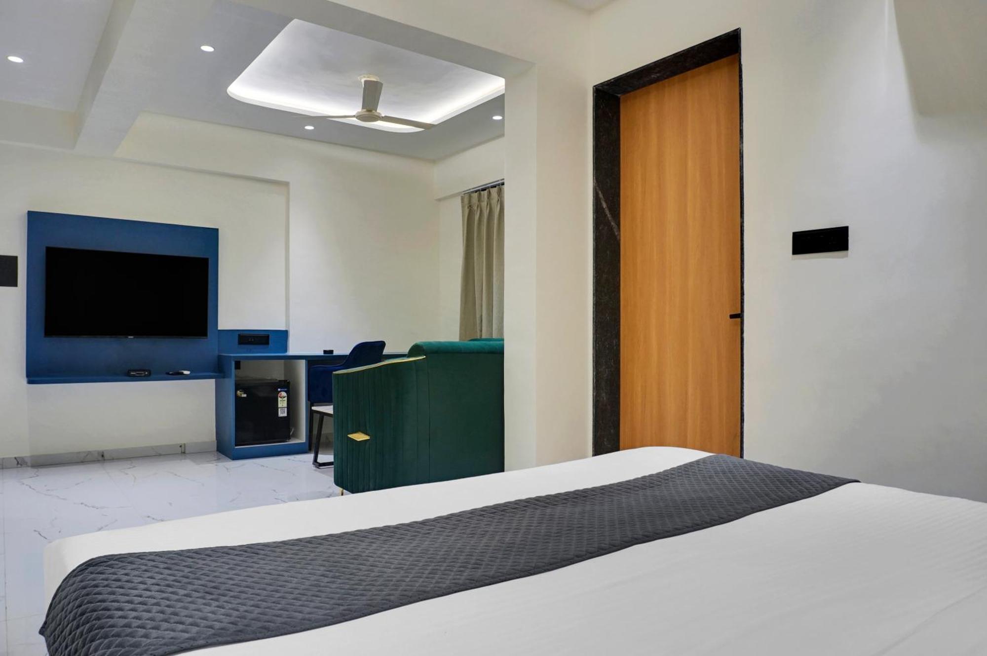 Palm Suites Baner- Indian Nationals Only Pune Extérieur photo